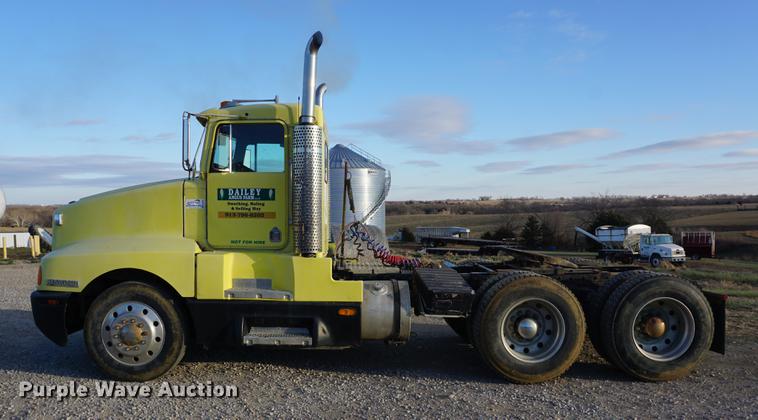 image for item DB0296 1986 Kenworth T600 semi truck