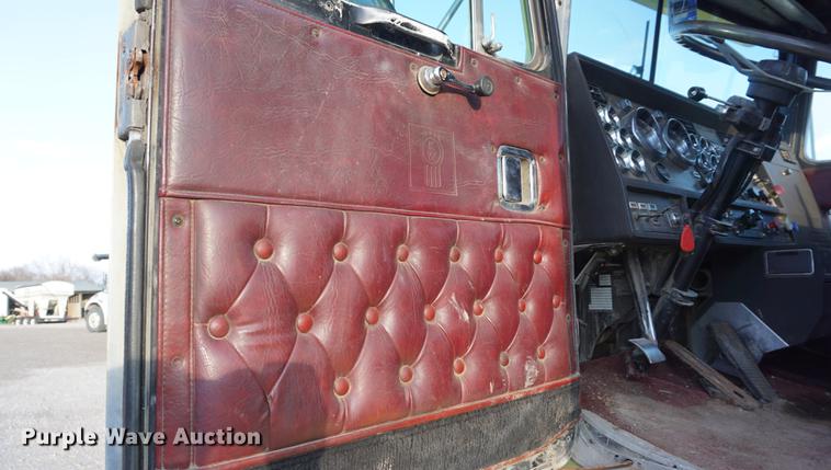 image for item DB0296 1986 Kenworth T600 semi truck