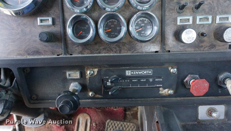 image for item DB0296 1986 Kenworth T600 semi truck