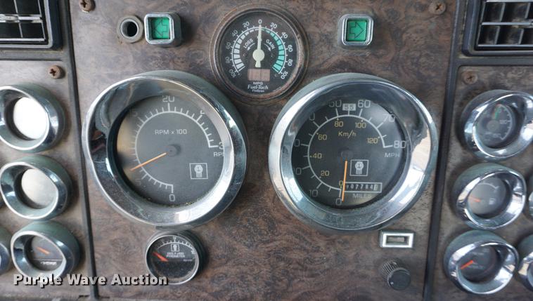 image for item DB0296 1986 Kenworth T600 semi truck