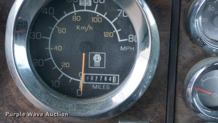 image for item DB0296 1986 Kenworth T600 semi truck