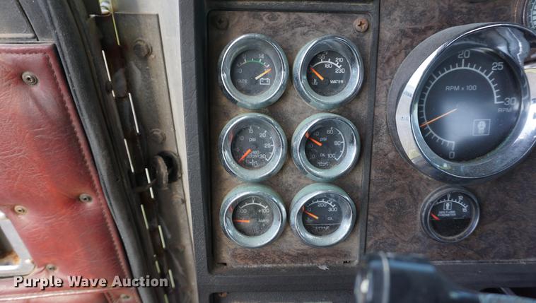 image for item DB0296 1986 Kenworth T600 semi truck