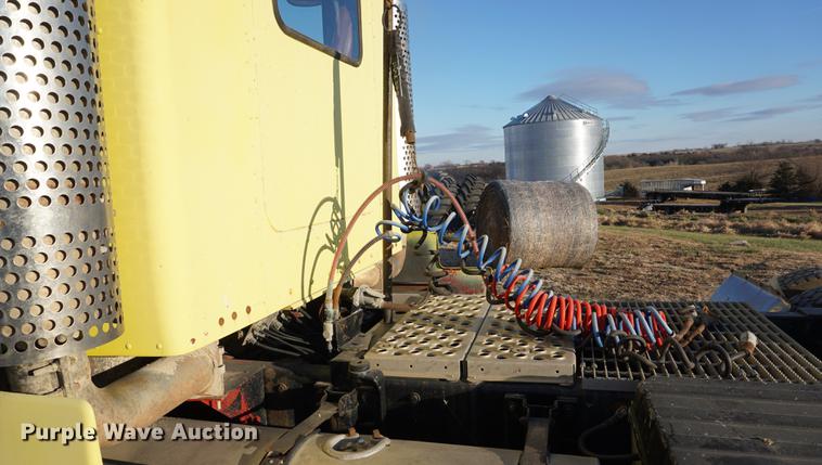 image for item DB0296 1986 Kenworth T600 semi truck