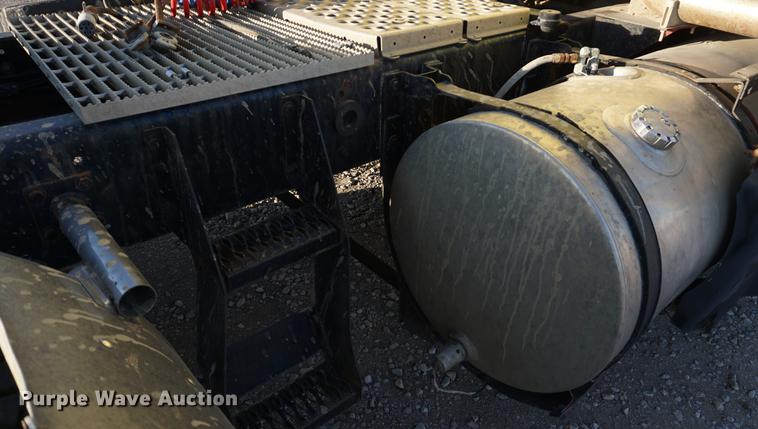 image for item DB0296 1986 Kenworth T600 semi truck