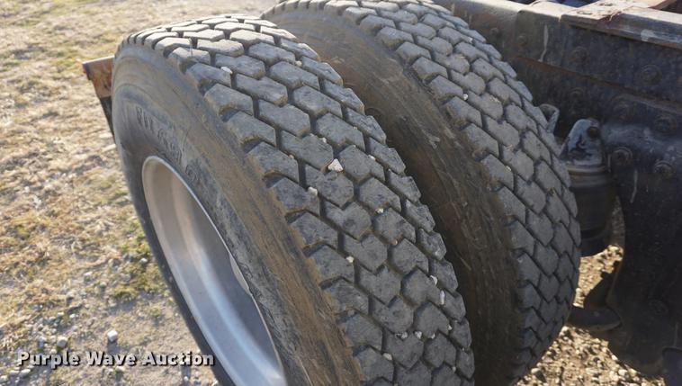 image for item DB0296 1986 Kenworth T600 semi truck