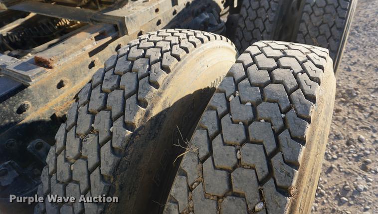 image for item DB0296 1986 Kenworth T600 semi truck