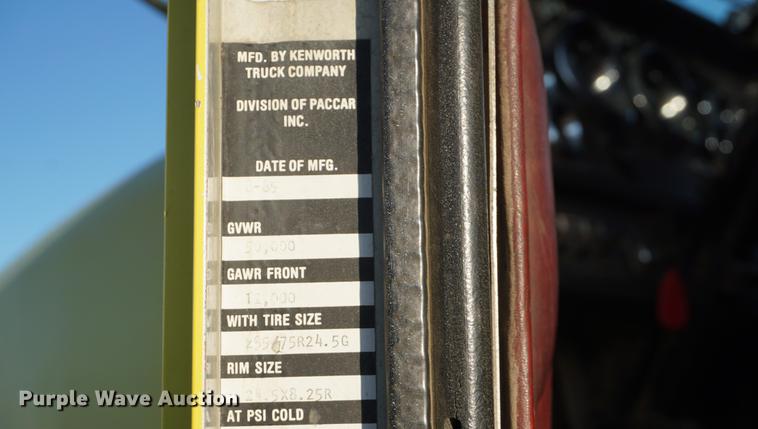 image for item DB0296 1986 Kenworth T600 semi truck