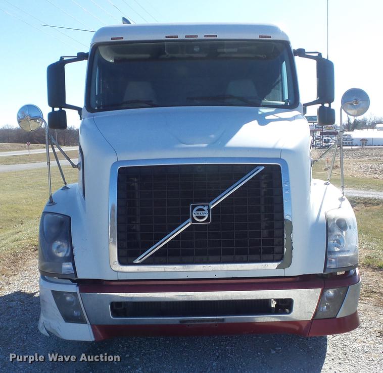 image for item DB6250 2005 Volvo 4NL42T/300 semi truck