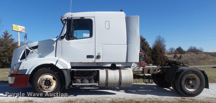 image for item DB6250 2005 Volvo 4NL42T/300 semi truck