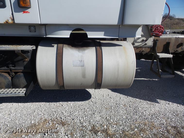 image for item DB6250 2005 Volvo 4NL42T/300 semi truck