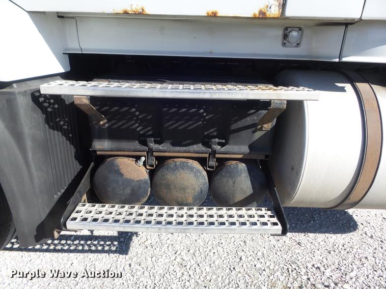 image for item DB6250 2005 Volvo 4NL42T/300 semi truck