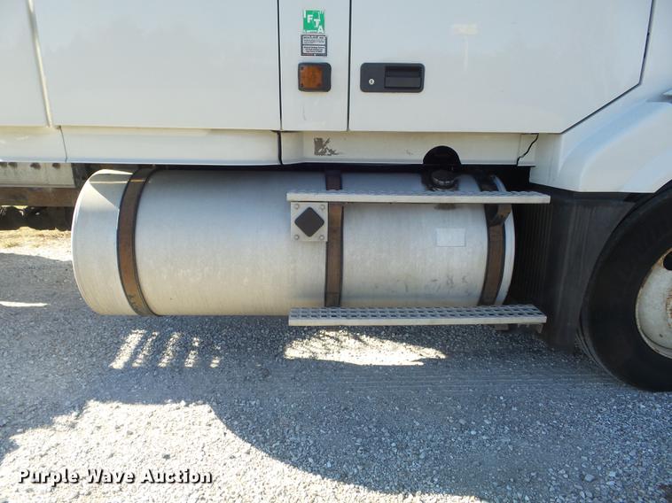 image for item DB6250 2005 Volvo 4NL42T/300 semi truck