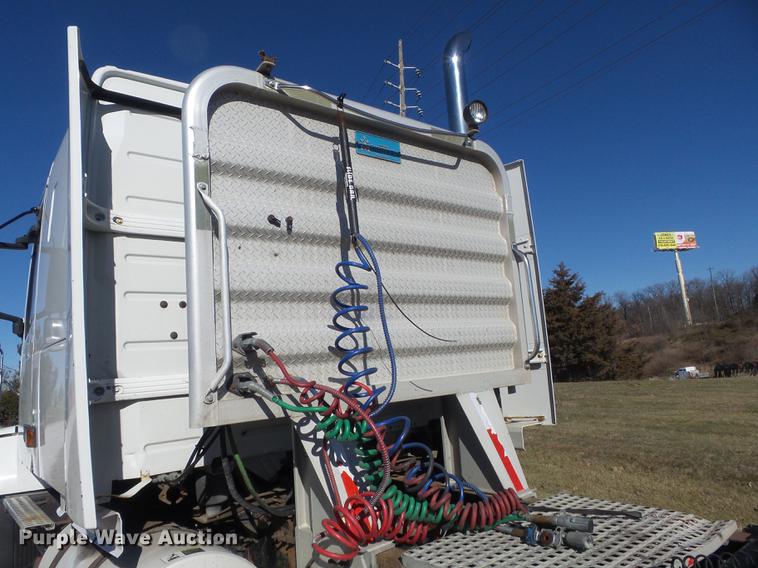 image for item DB6250 2005 Volvo 4NL42T/300 semi truck