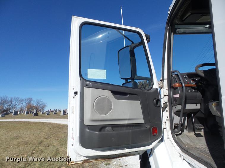 image for item DB6250 2005 Volvo 4NL42T/300 semi truck