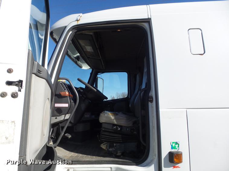 image for item DB6250 2005 Volvo 4NL42T/300 semi truck