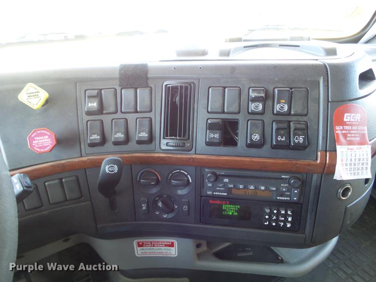 image for item DB6250 2005 Volvo 4NL42T/300 semi truck