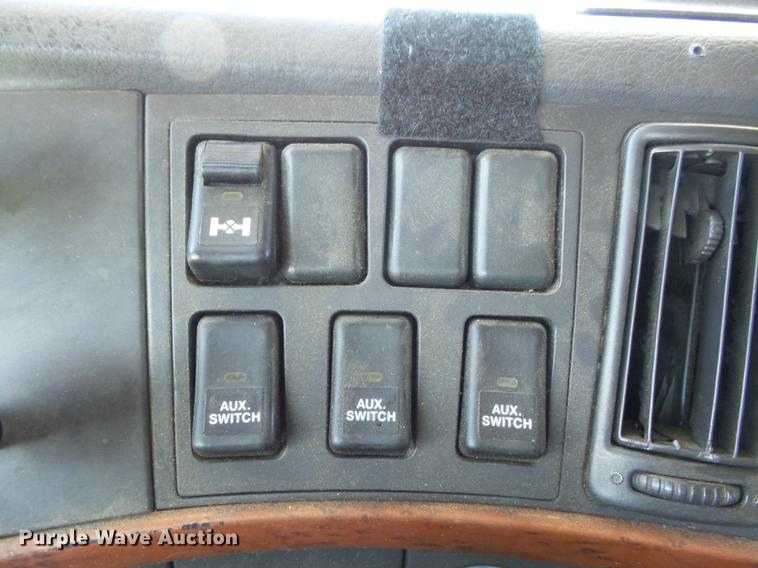 image for item DB6250 2005 Volvo 4NL42T/300 semi truck