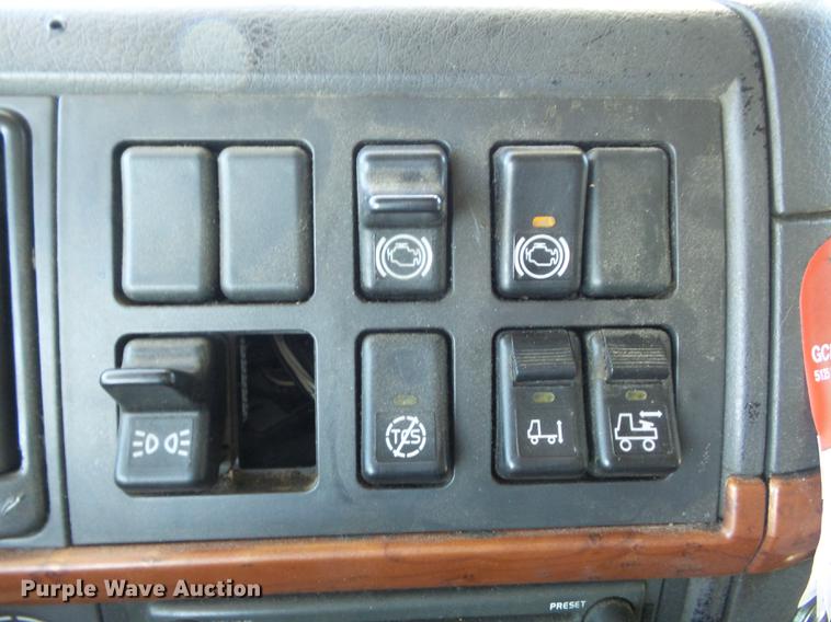 image for item DB6250 2005 Volvo 4NL42T/300 semi truck