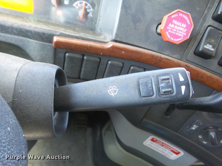 image for item DB6250 2005 Volvo 4NL42T/300 semi truck