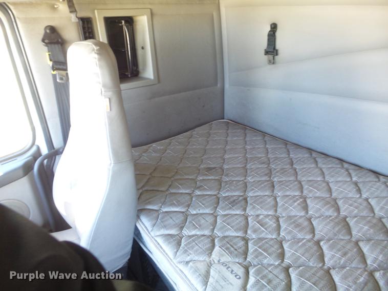 image for item DB6250 2005 Volvo 4NL42T/300 semi truck