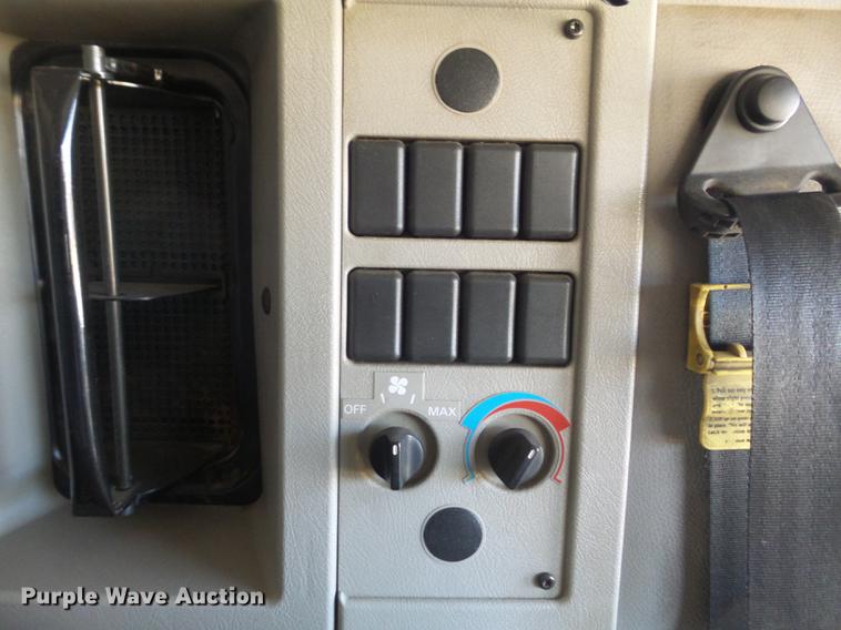 image for item DB6250 2005 Volvo 4NL42T/300 semi truck