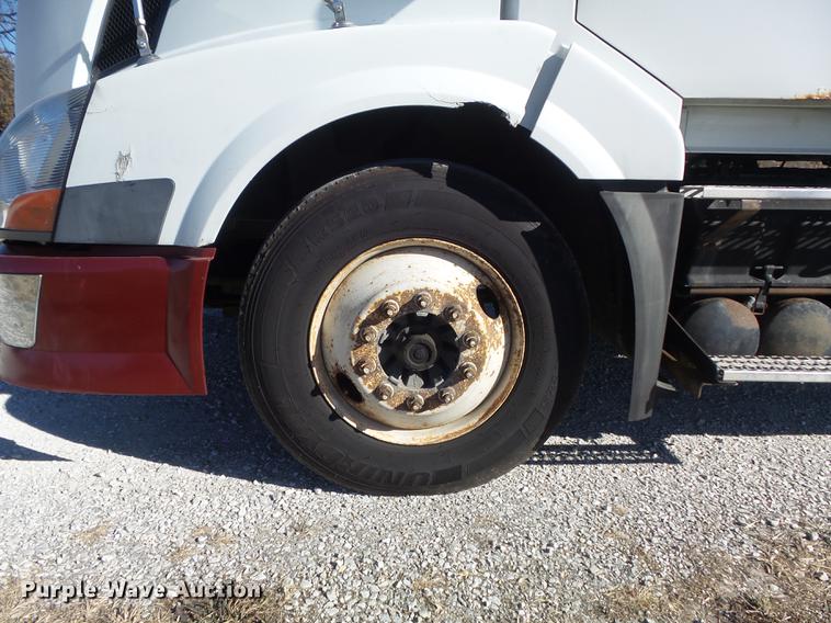 image for item DB6250 2005 Volvo 4NL42T/300 semi truck