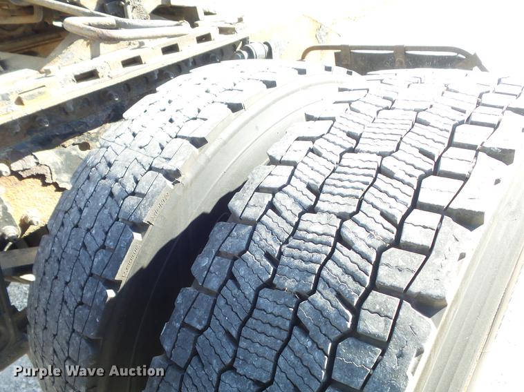 image for item DB6250 2005 Volvo 4NL42T/300 semi truck