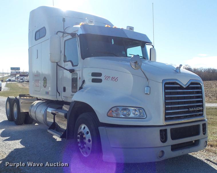 image for item DB6251 2011 Mack CHU613 semi truck