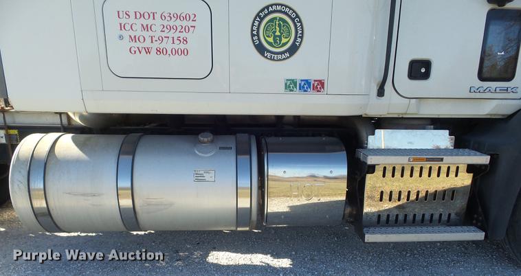 image for item DB6251 2011 Mack CHU613 semi truck