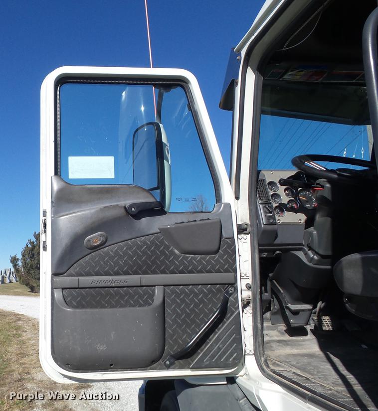 image for item DB6251 2011 Mack CHU613 semi truck