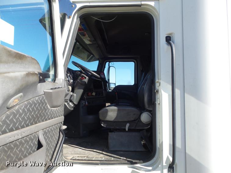 image for item DB6251 2011 Mack CHU613 semi truck