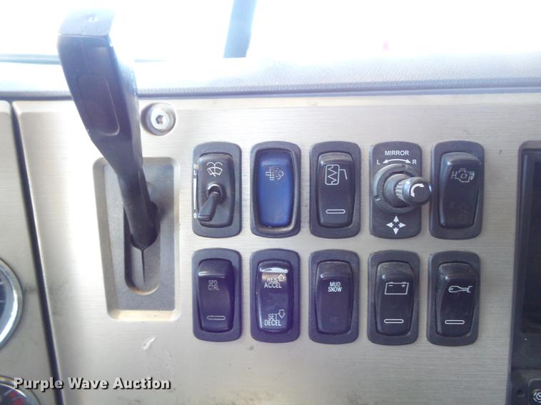 image for item DB6251 2011 Mack CHU613 semi truck