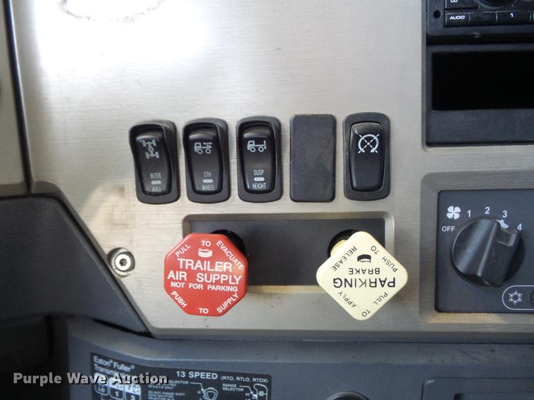 image for item DB6251 2011 Mack CHU613 semi truck