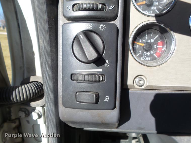 image for item DB6251 2011 Mack CHU613 semi truck