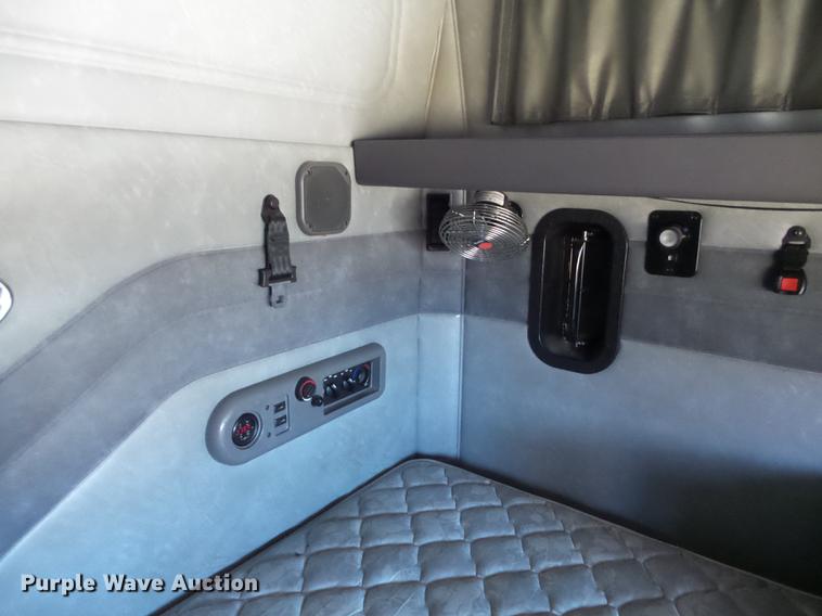 image for item DB6251 2011 Mack CHU613 semi truck