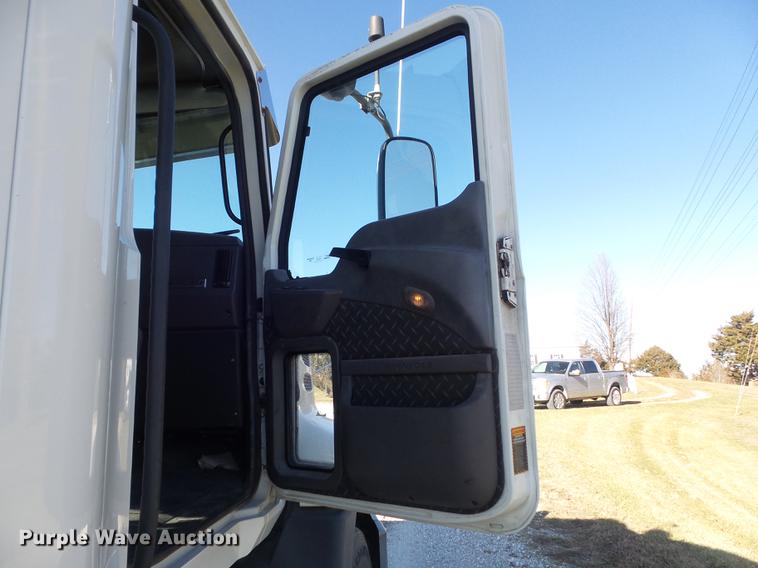 image for item DB6251 2011 Mack CHU613 semi truck