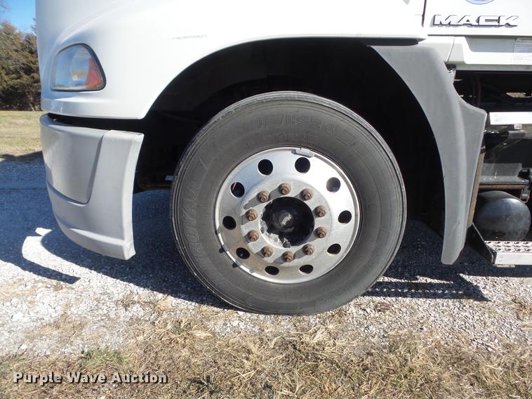 image for item DB6251 2011 Mack CHU613 semi truck