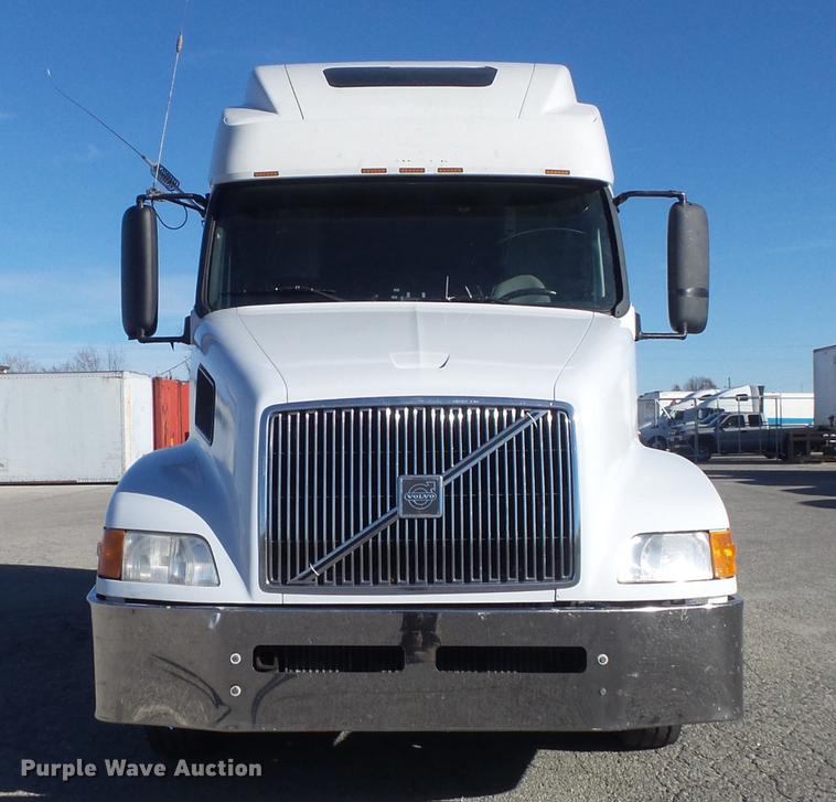 image for item DB6280 1999 Volvo VNL semi truck