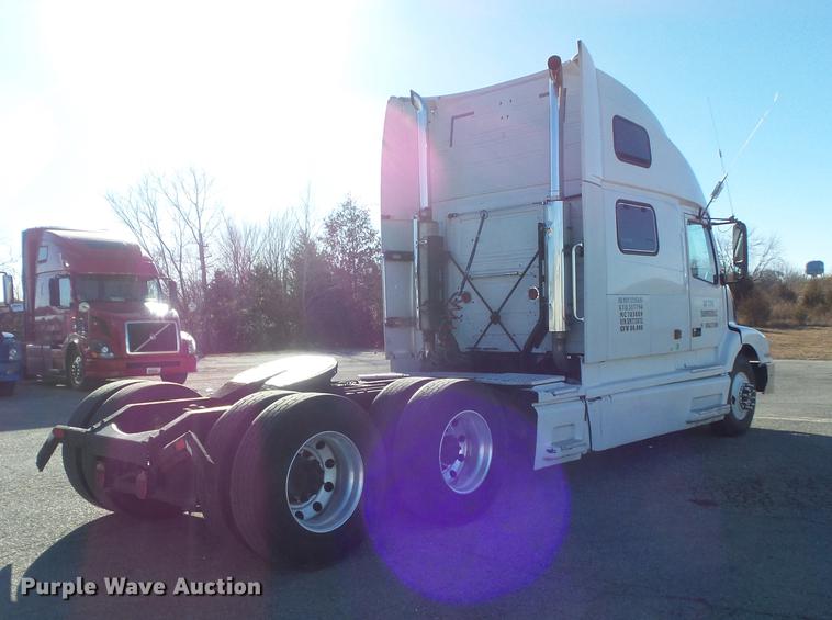 image for item DB6280 1999 Volvo VNL semi truck