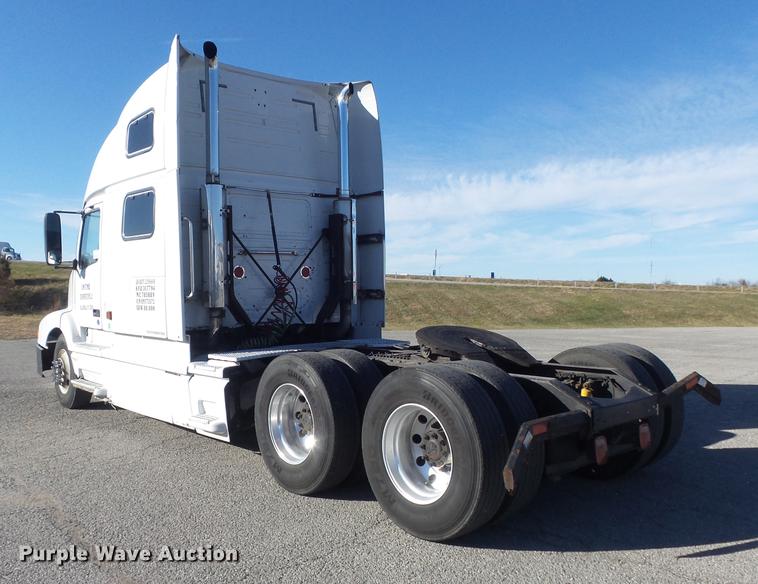 image for item DB6280 1999 Volvo VNL semi truck