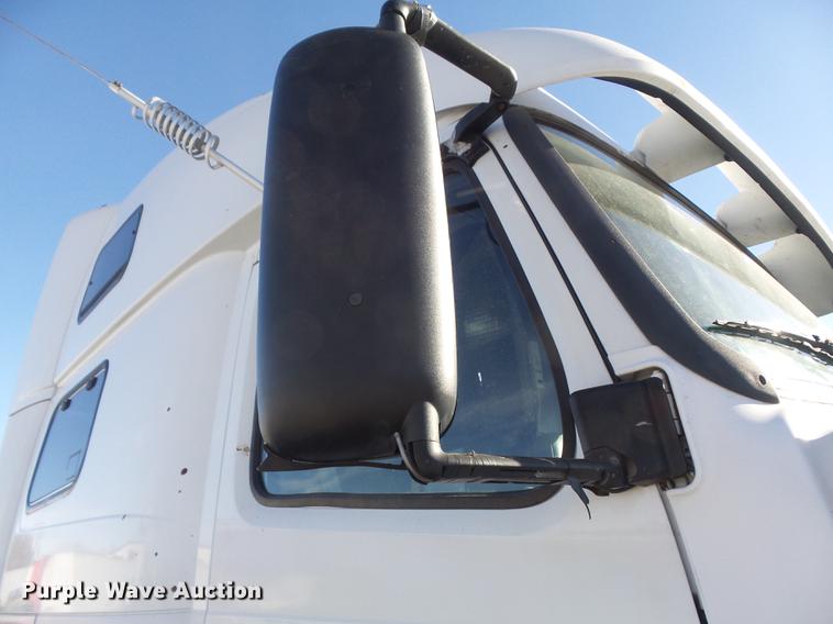 image for item DB6280 1999 Volvo VNL semi truck