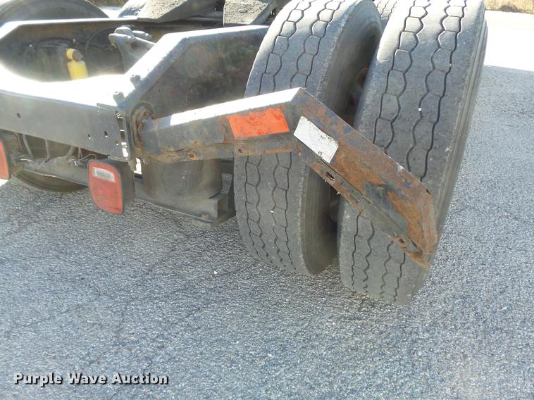 image for item DB6280 1999 Volvo VNL semi truck