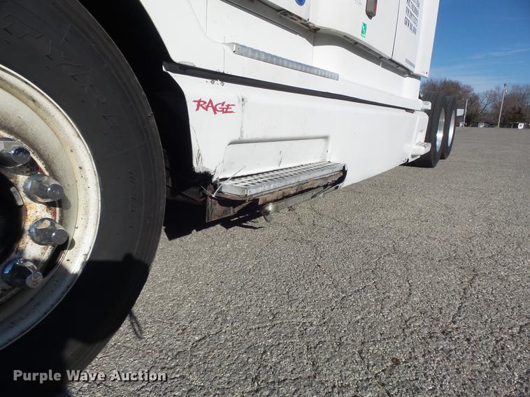 image for item DB6280 1999 Volvo VNL semi truck