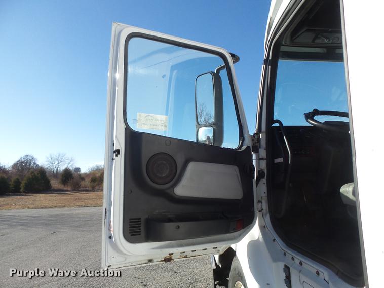 image for item DB6280 1999 Volvo VNL semi truck