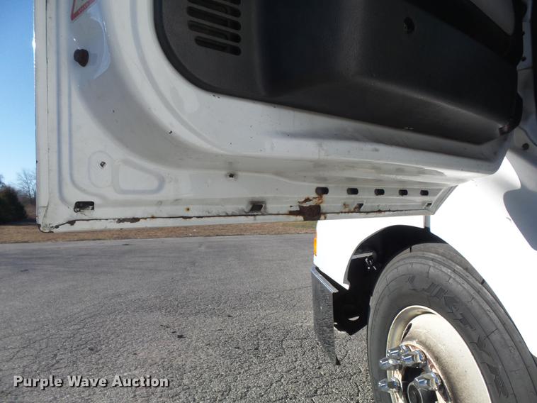 image for item DB6280 1999 Volvo VNL semi truck