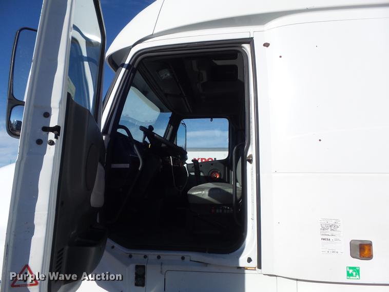 image for item DB6280 1999 Volvo VNL semi truck