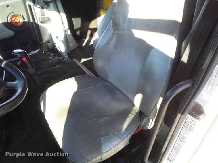 image for item DB6280 1999 Volvo VNL semi truck