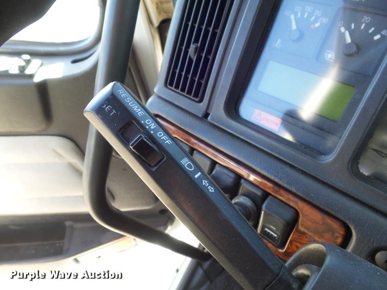 image for item DB6280 1999 Volvo VNL semi truck