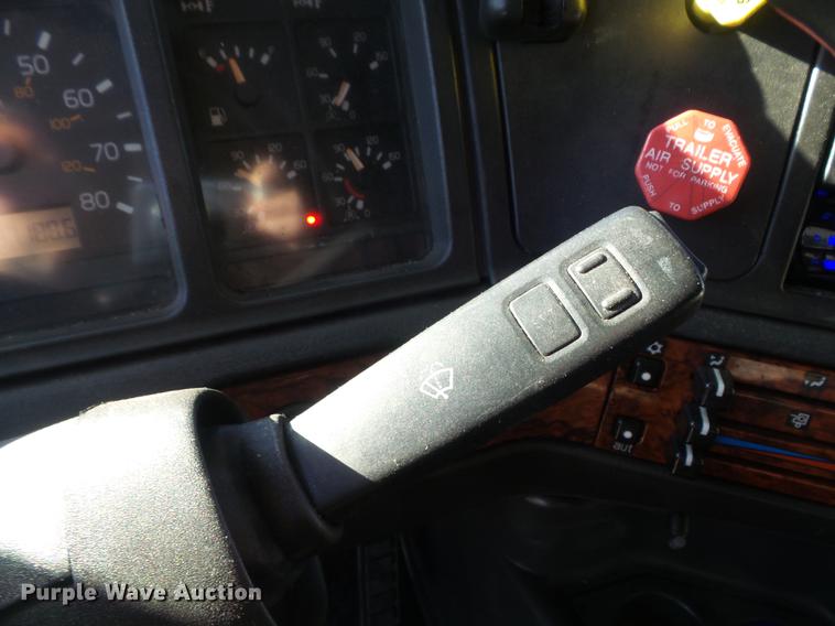 image for item DB6280 1999 Volvo VNL semi truck