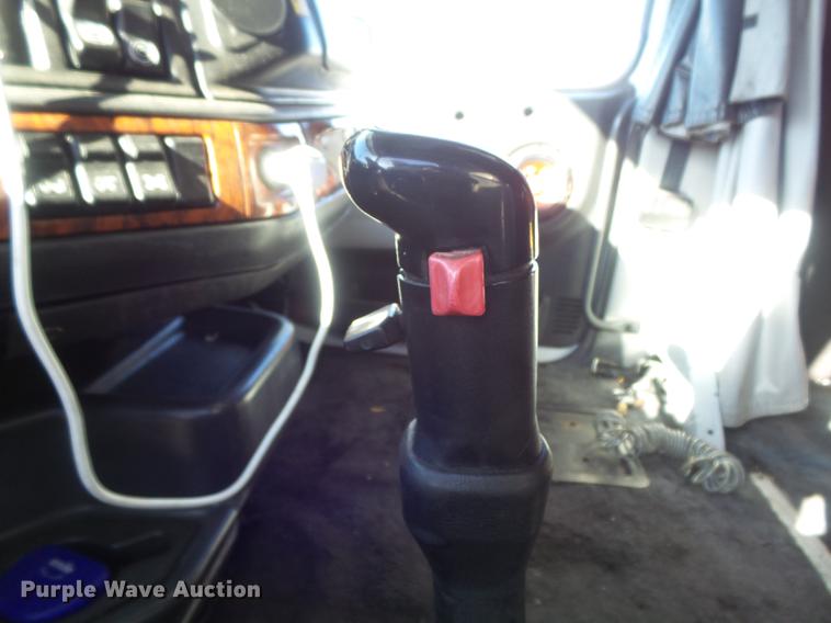 image for item DB6280 1999 Volvo VNL semi truck